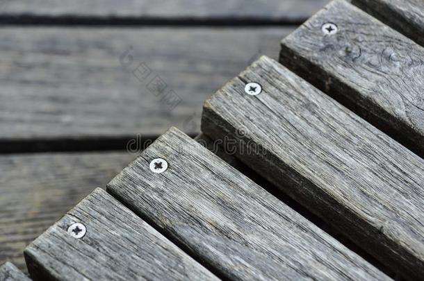 一行关于时髦的甲板椅子.木制的板