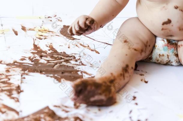 婴儿<strong>绘画</strong>和手和巧克力