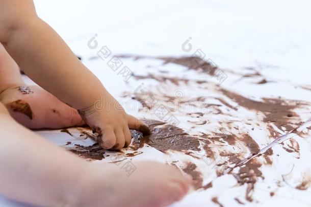 婴儿<strong>绘画</strong>和手和巧克力