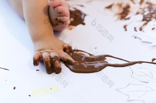 婴儿绘画和手和巧克力