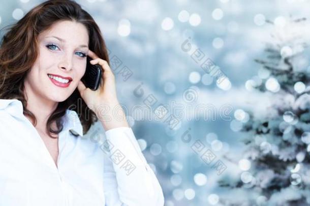 圣诞节<strong>主题</strong>,商业<strong>微</strong>笑的女人使用智能手机向污迹