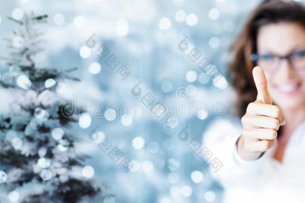 圣诞节主题,商业微笑的女人喜欢手和拇指在上面