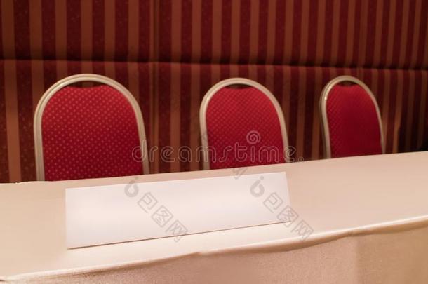 会议表和红色的椅子和三角形板采用meet采用g英语字母表的第18个字母
