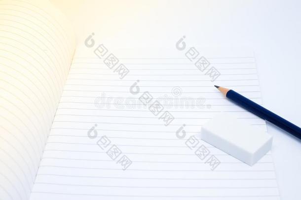 铅笔,橡皮擦橡胶和空白的白色的笔记簿为写你的