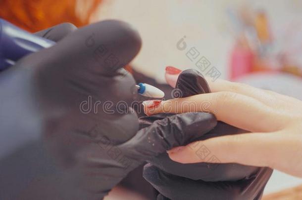 关-在上面关于指甲修饰师消除指已提到的人老的凝胶擦光使用电气设备