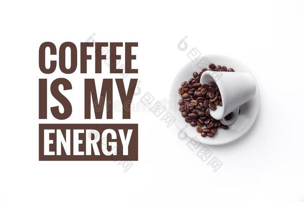 一杯子向白色的背景和信息`咖啡豆是（be的三单形式我的能量`