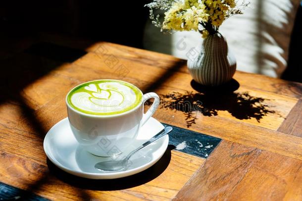 绿色的茶水日本抹茶拿铁咖啡采用白色的杯子