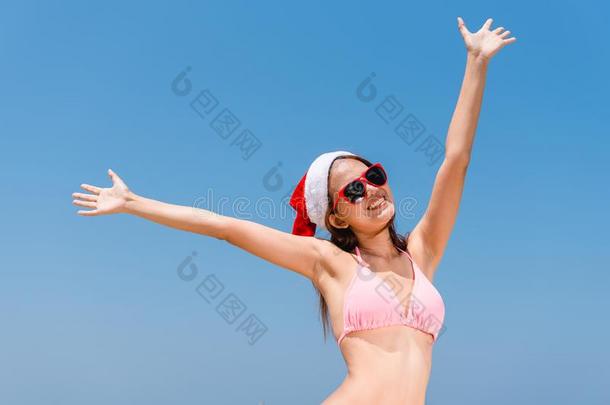 圣诞节假日海滩乐趣假期比基尼式游泳衣亚洲人女人跑步