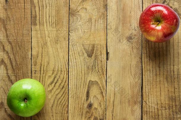成熟的富有色彩的红色的绿色的苹果向<strong>风化</strong>的木材背景.int.轻微的感叹词
