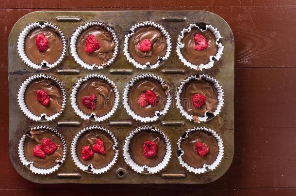平的放置在上面生的巧克力英格兰松饼糕点生面团和悬钩子