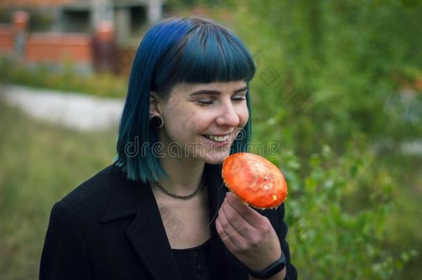 蓝色头发女孩吃毒菌