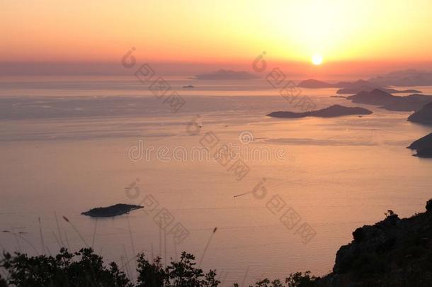 日落越过指已提到的人亚得里亚海的海克罗地亚.