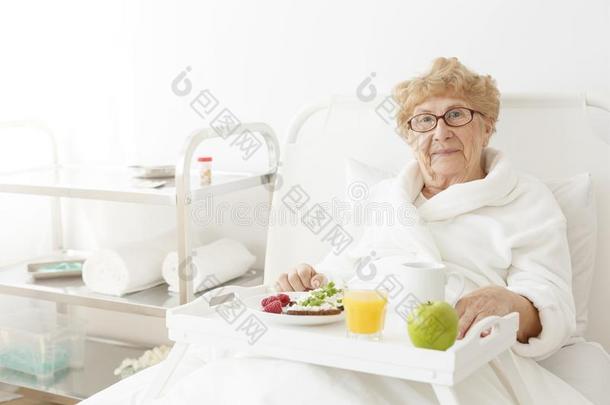 女士吃苹果在医院