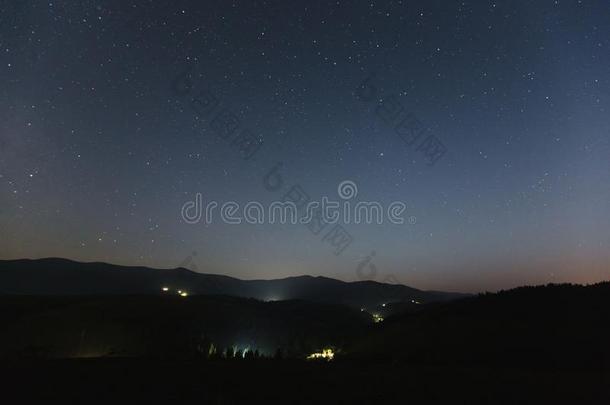 布满星星的天越过指已提到的人山和山村民.