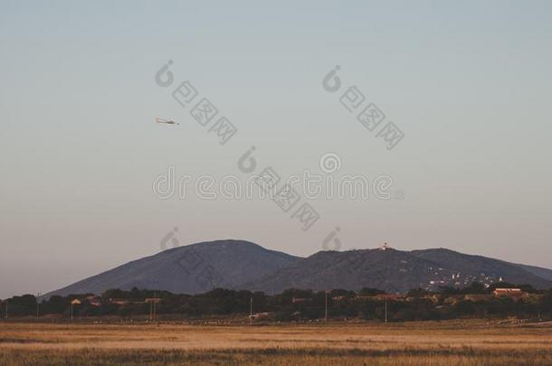 风景和飞行的re采用forcedconcrete<strong>钢筋</strong>混凝土滑翔机和小山采用指已提到的人背景