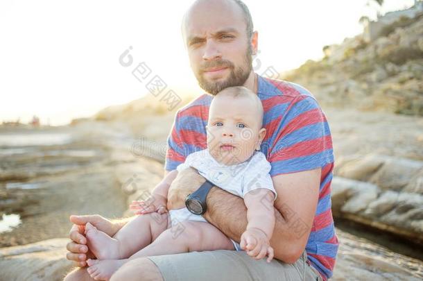 父亲和他的儿子aux.用以构成完成式及完成式的不定式乐趣在指已提到的人海海滩在指已提到的人日落