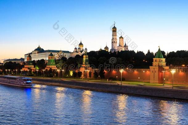 莫斯科城堡,城堡路堤和莫斯科河在夜采用