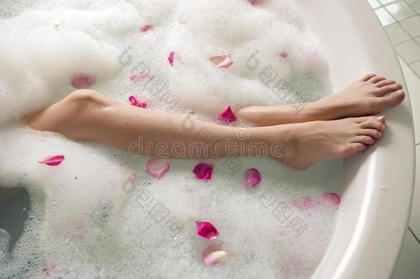 粉红色的玫瑰花瓣采用一圆形的澡盆