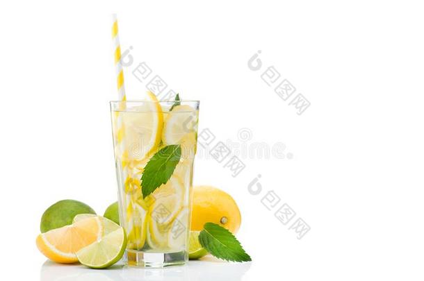 新鲜的柠檬<strong>汽水</strong>瓶子玻璃和成果隔离的