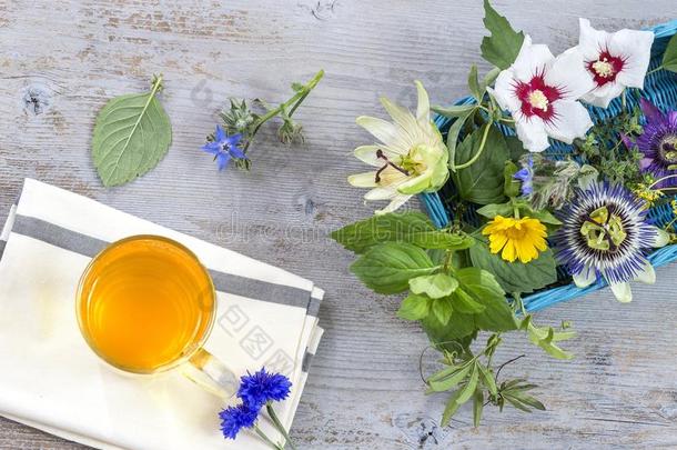 杯子关于木槿茶水和美好花向毛巾越过明亮的木材