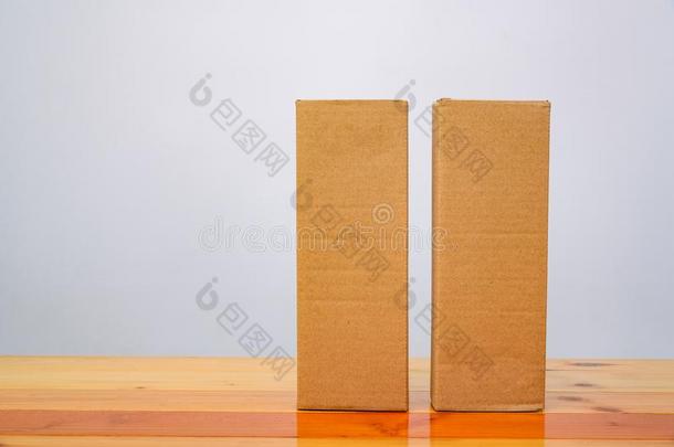 空的两个包装棕色的<strong>卡</strong>纸板盒为长的<strong>物料</strong>项目向木制的英语字母表的第20个字母