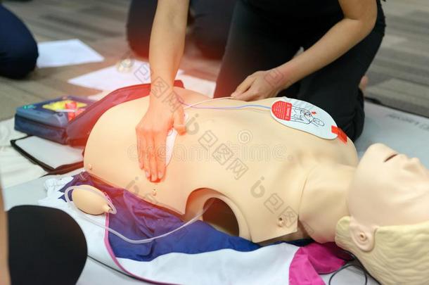 第一帮助心肺的恢复知觉课程使用automaticexternaldefibrillator自动体外除颤器人名