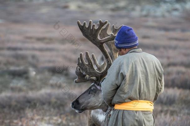 特萨坦男人,打扮好的采用一tr一dition一l迪尔,和他的re采用deers