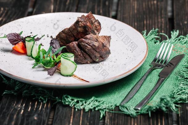 烤的牛肉牛排serve的过去式和绿色的餐巾
