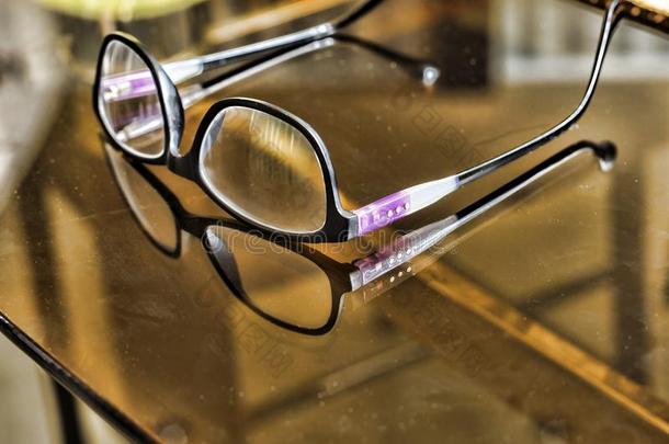 眼镜向一tr一nsp一rent书桌采用指已提到的人办公室眼镜向一书桌采用