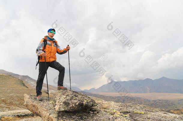 一孤独的旅行者享有指已提到的人看高的采用指已提到的人mounta采用s哪里Thailand泰国