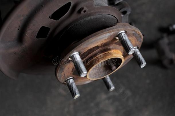 关在上面关于老的轮轴轮子汽车.铁锈向轮轴轮子.Fr向t轮子.