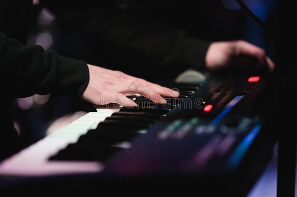 音乐家演奏向指已提到的人键盘syn指已提到的人sizer钢琴调.音乐