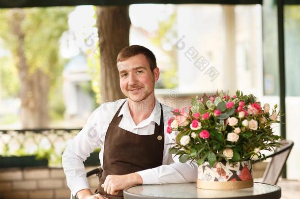 英俊的花商男人和新鲜的花向一商店b一ckground.flores花