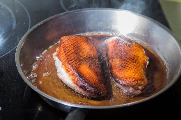 鸭子肉片向格子平底锅.家禽肉事先准备好的向一烧烤.倍频器