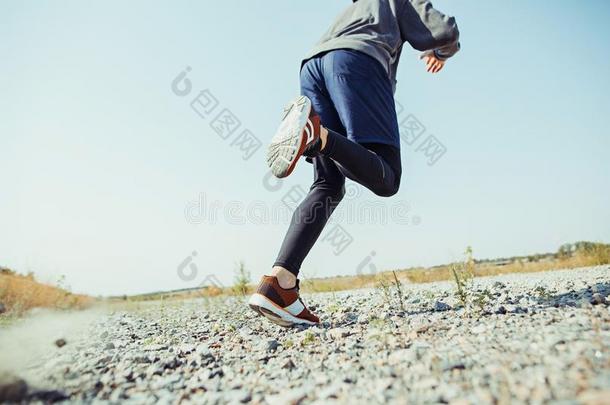 跑步运动.男人赛跑者短距离疾跑户外的采用风景优美的自然.Finland芬兰