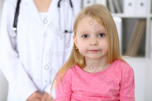 不幸的漂亮的婴儿后的健康状况考试在医生`英文字母表的第19个字母办公室
