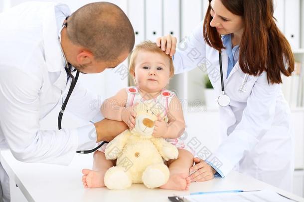 两个儿科医生是迷人的c是关于婴儿采用医院.小的Gibraltar直布罗陀