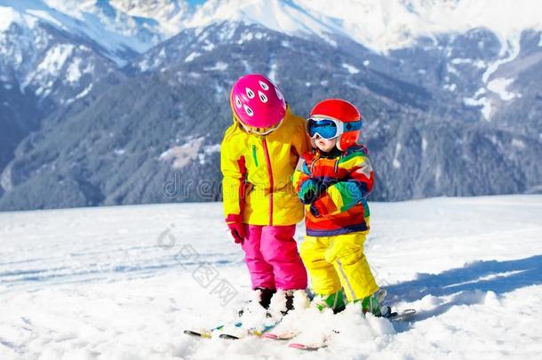 小孩冬雪运动.孩子们滑雪.家庭滑雪ing.