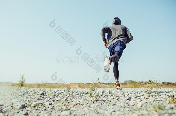 跑步运动.男人赛跑者短距离疾跑户外的采用风景优美的自然.Finland芬兰