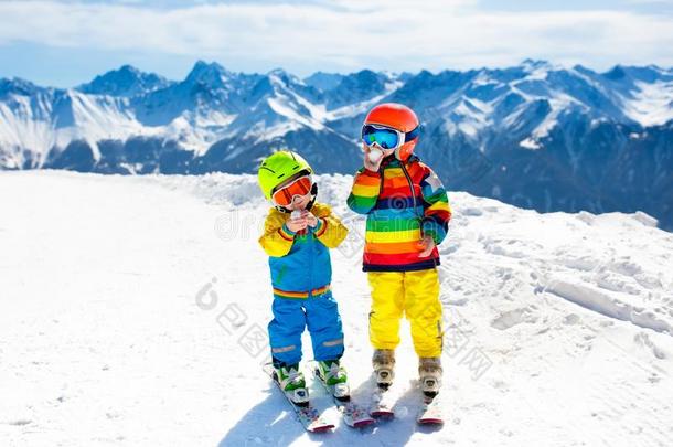 滑雪和雪冬乐趣为小孩.孩子们滑雪.