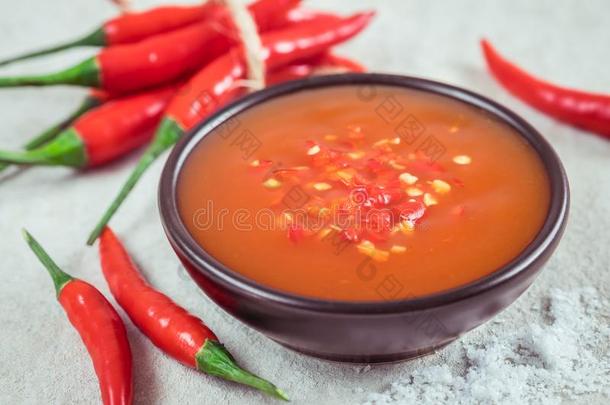 红辣椒调味汁采用碗和新鲜的红辣椒