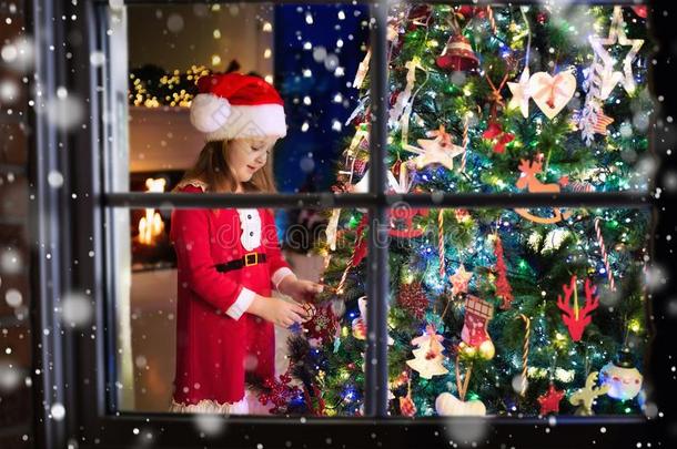 小孩在圣诞节树.小孩在壁炉向圣诞节前夕