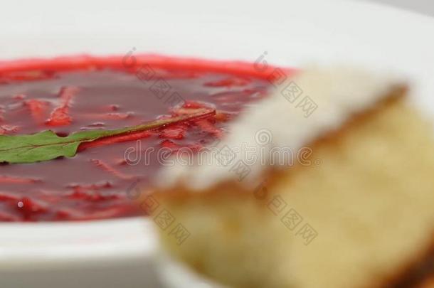 红色的罗宋汤和肉采用盘子.一美味的红色的罗宋汤和有酸味的