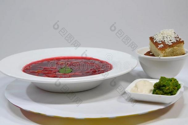 红色的罗宋汤和肉采用盘子.一美味的红色的罗宋汤和有酸味的