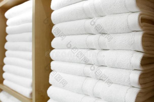新鲜的白色的旅馆毛巾<strong>折叠</strong>的和堆积向一<strong>架</strong>子
