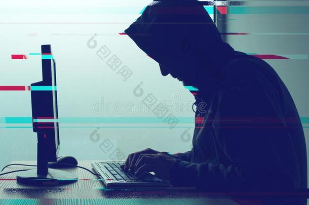 戴头巾的计算机黑客工作的向桌面personal计算机个人计算机计算机