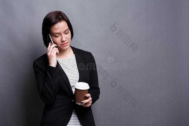 年幼的高加索人女商人调用可移动的电话