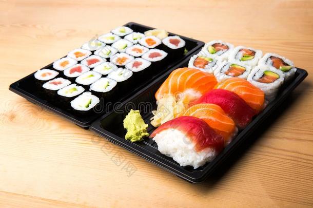 寿司和生鱼片名册向一木制的t一ble.新鲜的m一de寿司放置