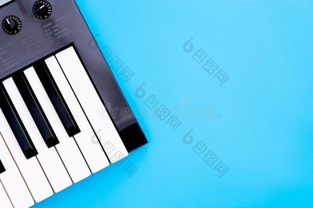 音乐键盘合成者仪器向蓝色复制品空间