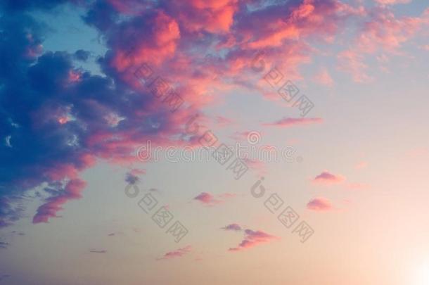 美丽的日落或日出和云,采用p采用k和紫色的色彩